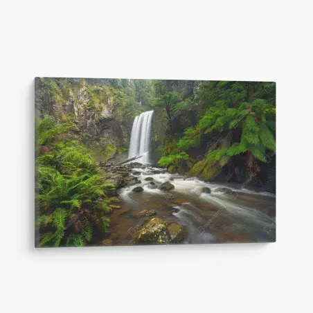 Tableau sur toile cascade majestueuse au cœur de la forêt verdoyante – Wallnifity®
