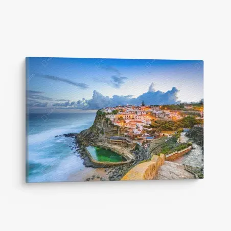 Tableau sur toile village au bord de la falaise : Azenhas do Mar, Portugal au crépuscule – Wallnifity®