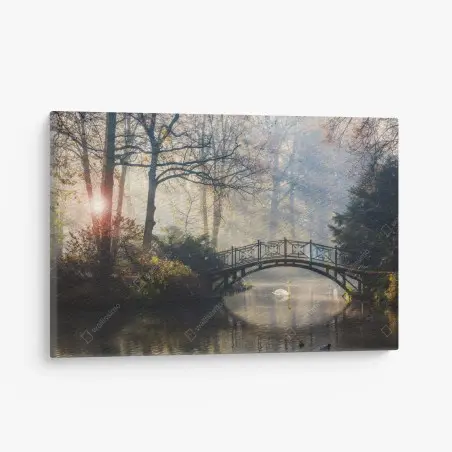 Tableau sur toile pont brumeux et cygne au lever du jour – Wallnifity®