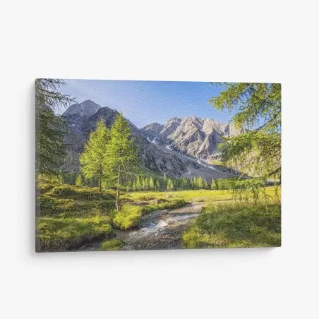 Tableau sur toile oasis alpine entre ruisseau et sommets – Wallnifity®