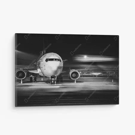 Tableau sur toile avion sur le tarmac la nuit en noir et blanc – Wallnifity®