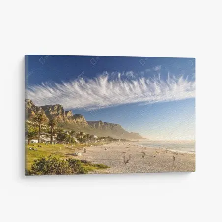 Tableau sur toile plage dorée au pied des montagnes – Wallnifity®