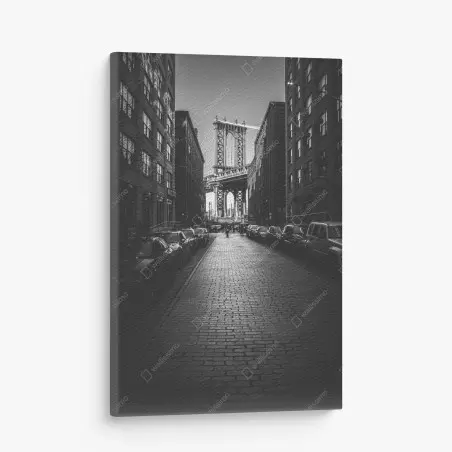 Tableau sur toile vibrante perspective du pont de Manhattan entre les immeubles – Wallnifity®