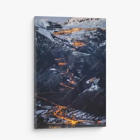Tableau sur toile nuit à Alpe d'Huez : la route aux virages lumineux – Wallnifity®