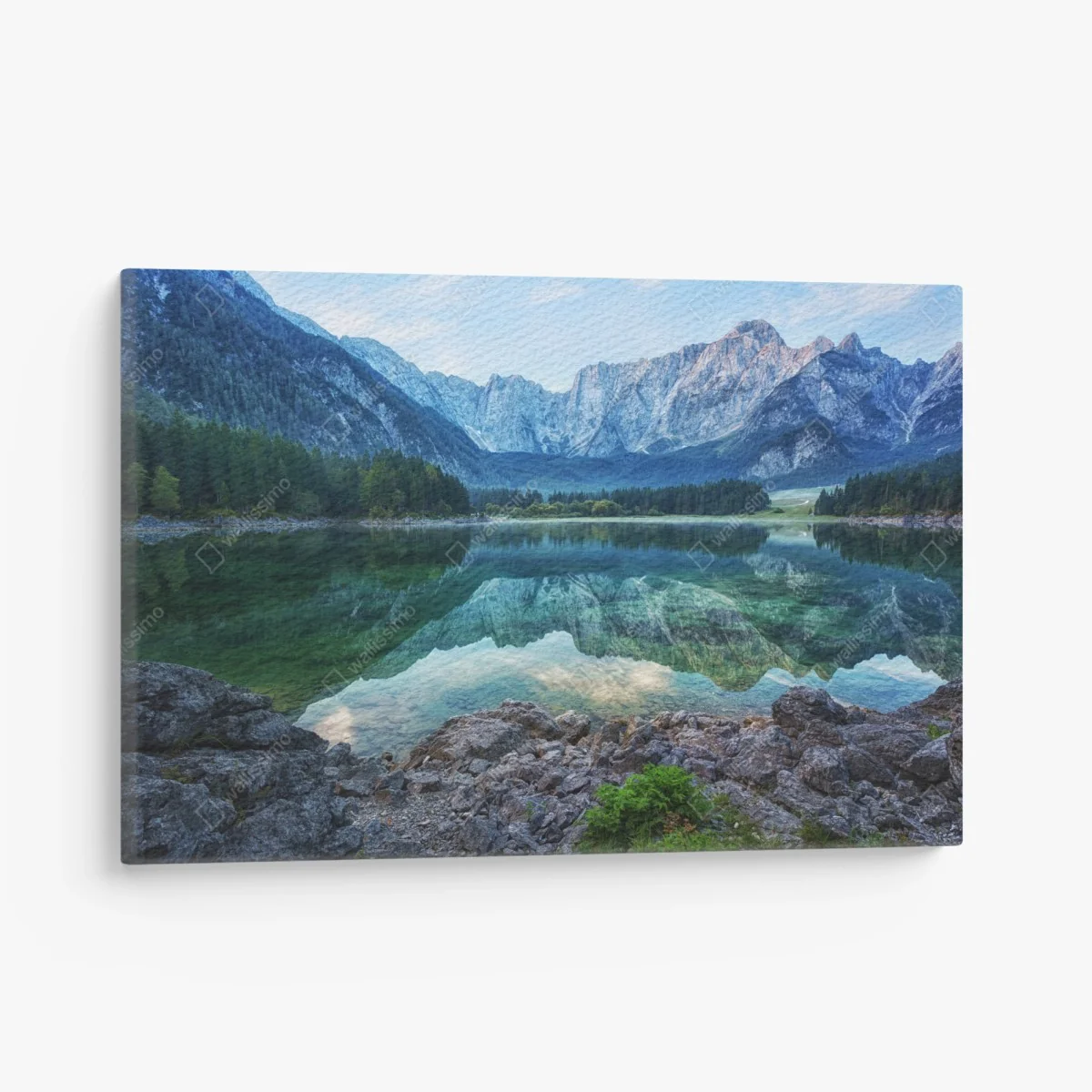 Tableau sur toile aube tranquille au lac Fusine, Alpes Juliennes – Wallnifity® Tableau sur toile aube tranquille au lac Fusine, Alpes Juliennes – Wallnifity®