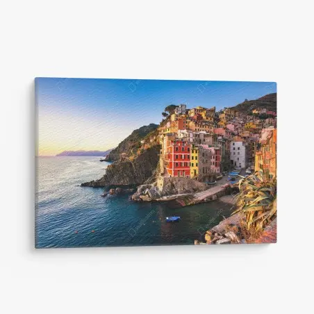 Tableau sur toile Riomaggiore au crépuscule : paysage côtier coloré – Wallnifity®