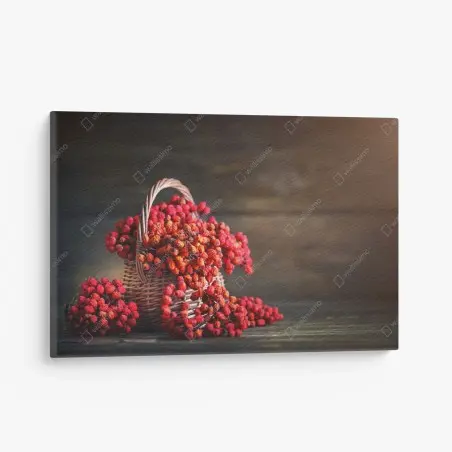 Tableau sur toile panier de baies rouges sur fond rustique – Wallnifity®