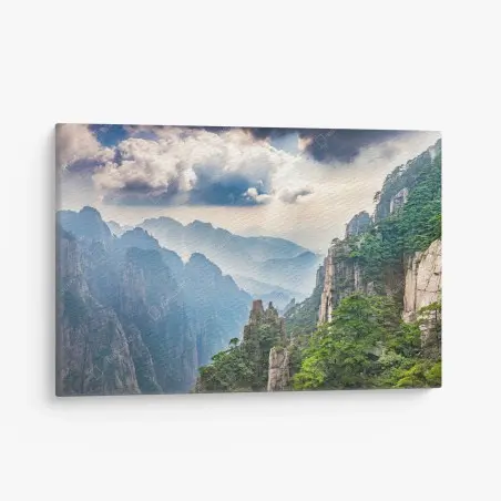 Tableau sur toile panorama de montagnes embrumées et pins – Wallnifity®