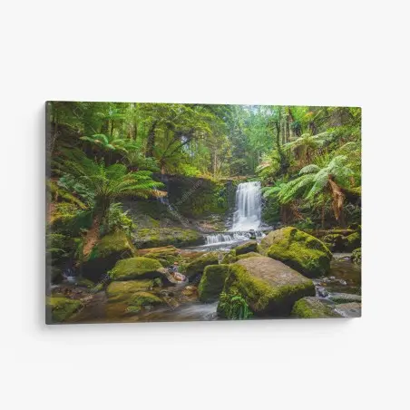 Tableau sur toile cascade tranquille au cœur d'une forêt verdoyante – Wallnifity®