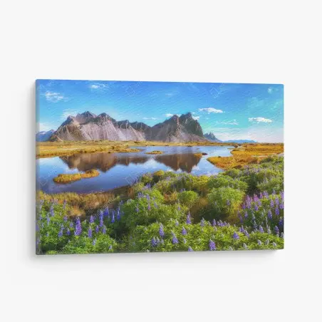 Tableau sur toile prairie de lupins au bord de la lagune de Stokksnes, Vestrahorn – Wallnifity®