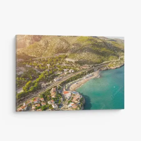 Tableau sur toile village côtier et plage au bord de la mer turquoise – Wallnifity®