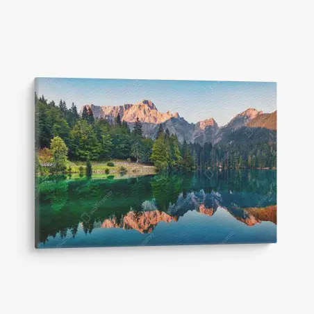 Tableau sur toile reflets sereins du lac de Fusine au pied du Mangart – Wallnifity®