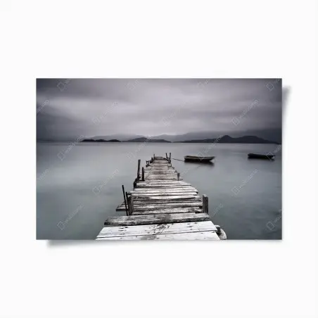 Poster jetée solitaire et barques sur une mer calme – Wallnifity®
