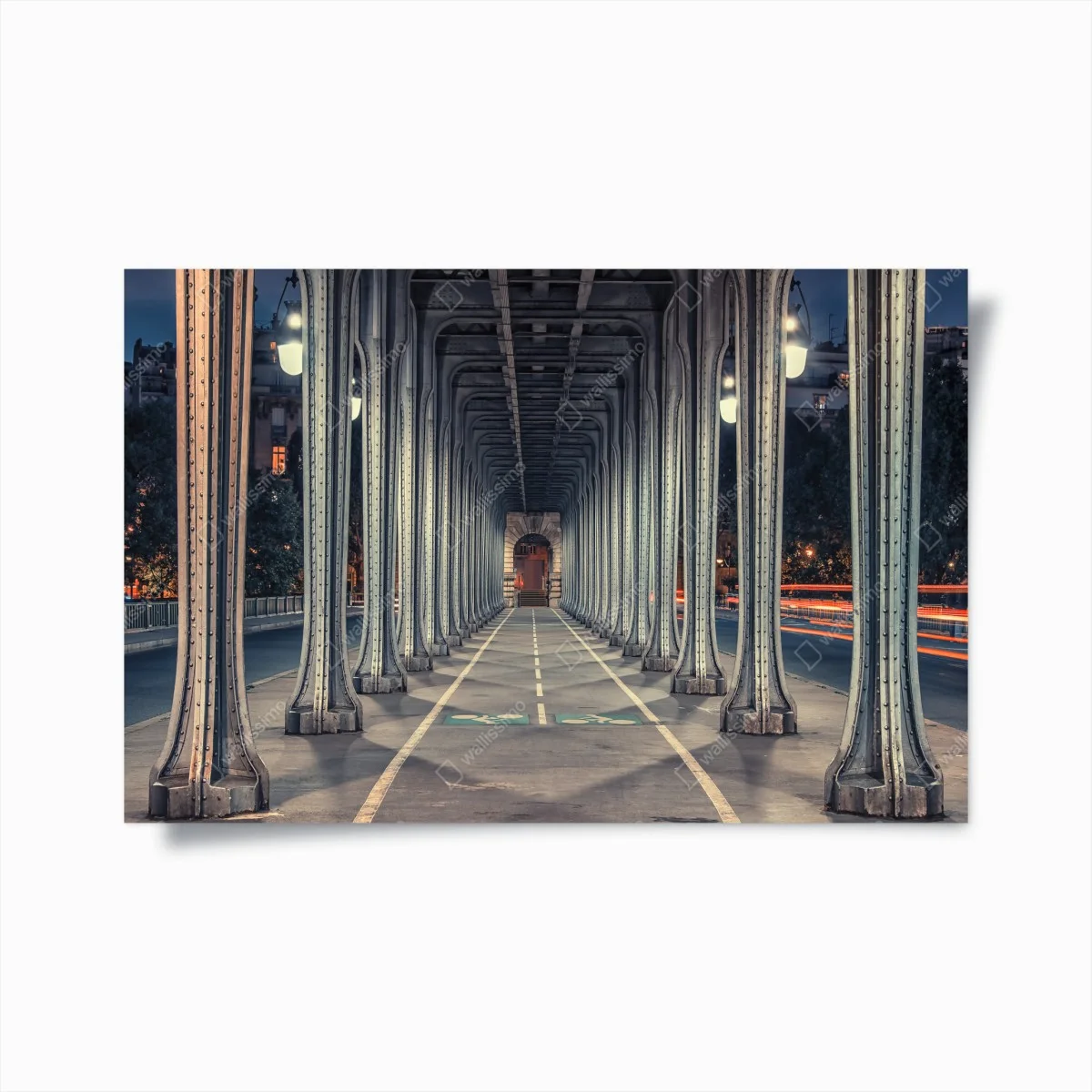 Poster allée métallique symétrique au crépuscule – Wallnifity® Poster allée métallique symétrique au crépuscule – Wallnifity®