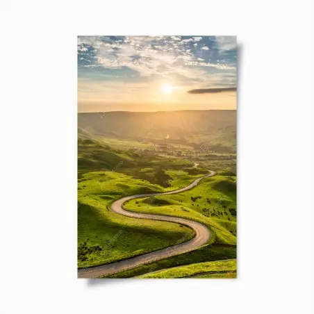 Poster route sinueuse dans les collines verdoyantes au soleil couchant – Wallnifity®