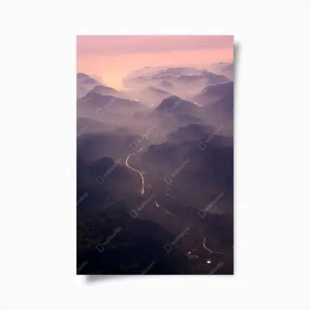 Poster paysage brumeux de montagnes et rivière au crépuscule – Wallnifity®