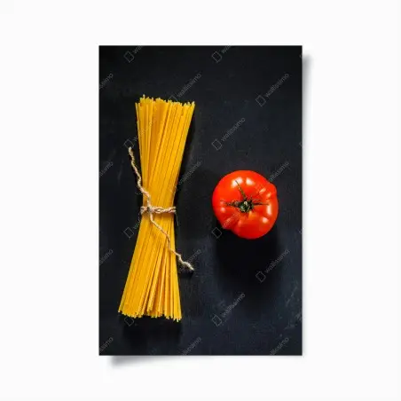 Poster composition de spaghetti et tomate sur fond noir – Wallnifity®