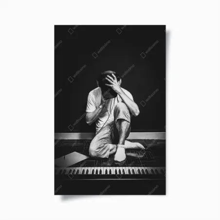 Poster portrait intimiste d'un musicien en studio – Wallnifity®