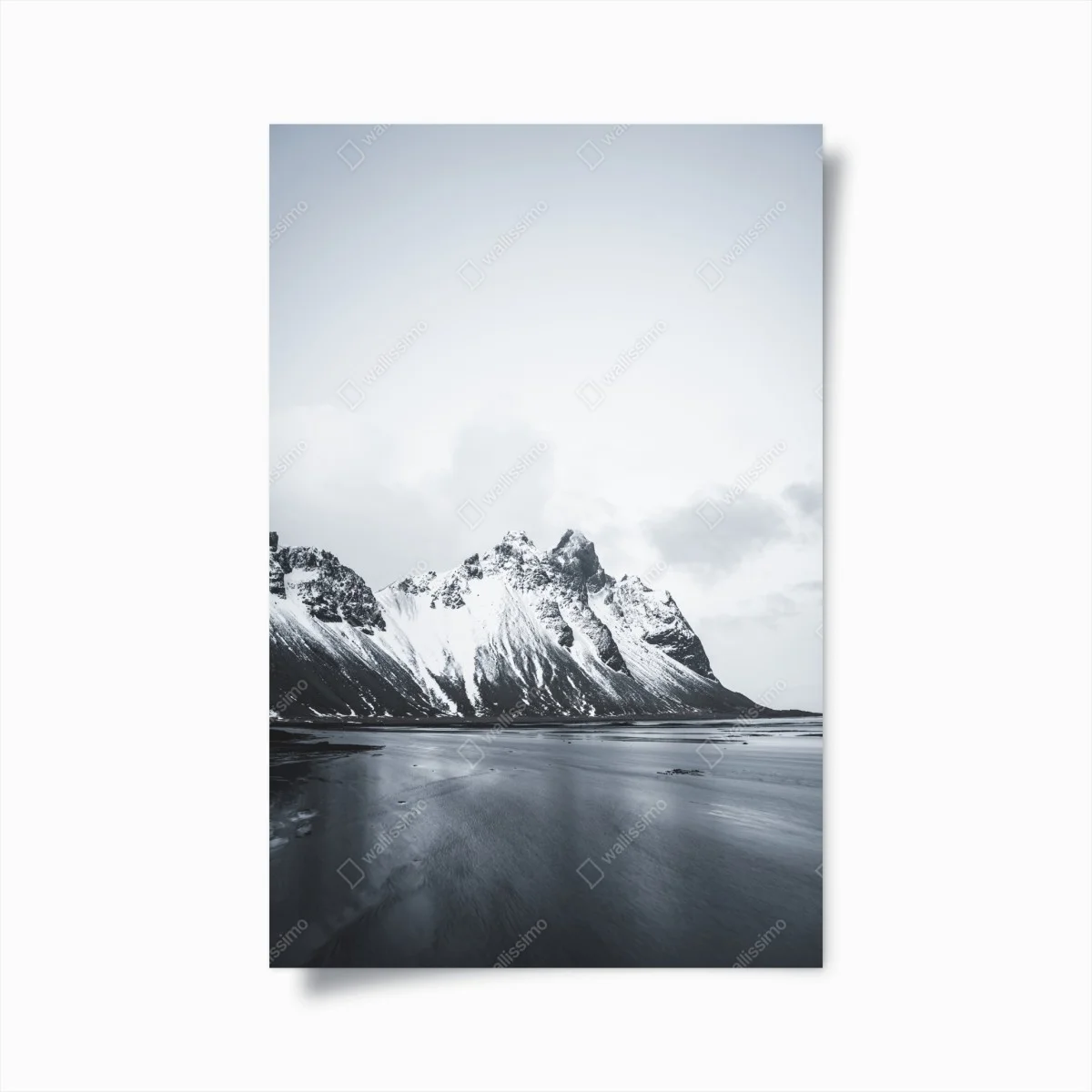 Poster paysage montagneux enneigé et littoral paisible – Wallnifity® Poster paysage montagneux enneigé et littoral paisible – Wallnifity®