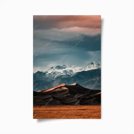 Poster contraste saisissant entre dunes et montagnes enneigées – Wallnifity®