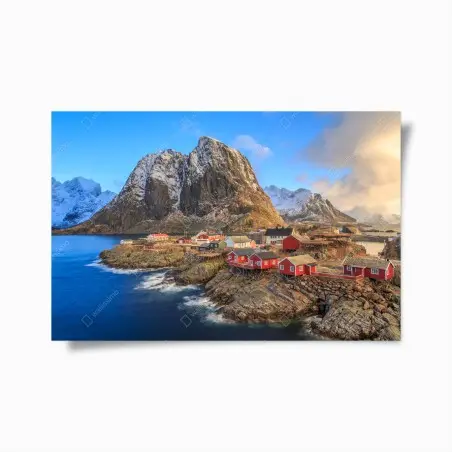 Poster village côtier sous les montagnes enneigées – Wallnifity®
