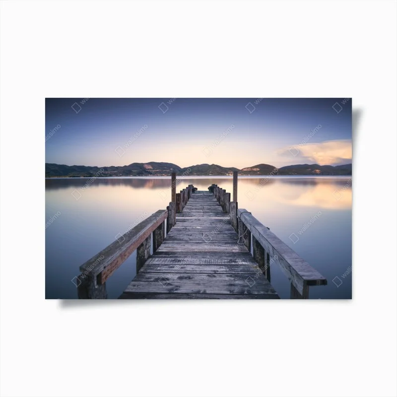 Poster jetée en bois au crépuscule à Massaciuccoli – Wallnifity®