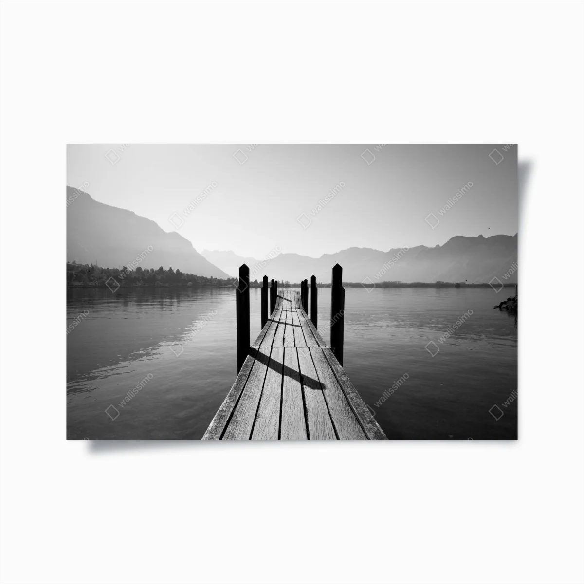 Poster ponton sur un lac montagneux en noir et blanc – Wallnifity® Poster ponton sur un lac montagneux en noir et blanc – Wallnifity®