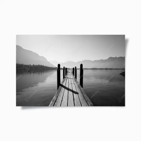 Poster ponton sur un lac montagneux en noir et blanc – Wallnifity®