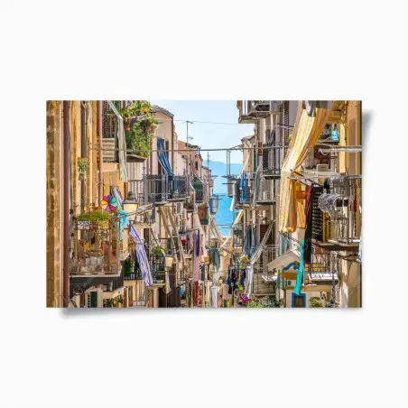 Poster ruelle méditerranéenne ensoleillée avec vue sur la mer – Wallnifity®