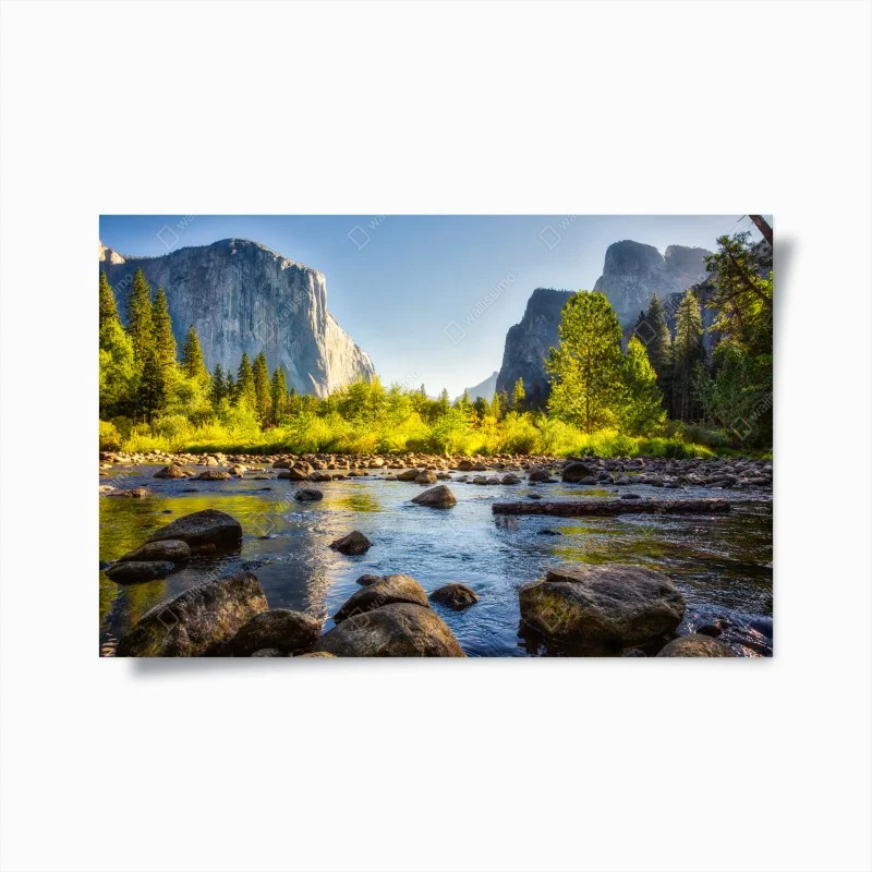 Poster vallée montagneuse au bord de l'eau baignée de lumière – Wallnifity®