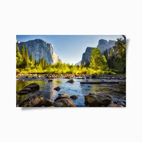 Poster vallée montagneuse au bord de l'eau baignée de lumière – Wallnifity®