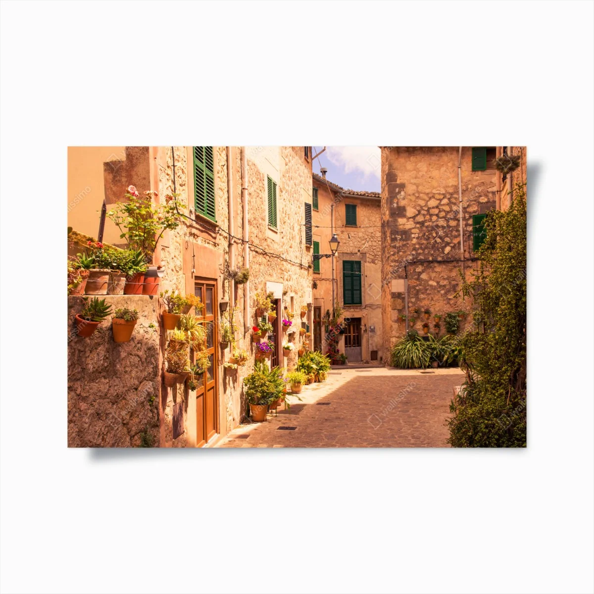 Poster ruelle ensoleillée d'un village méditerranéen – Wallnifity® Poster ruelle ensoleillée d'un village méditerranéen – Wallnifity®