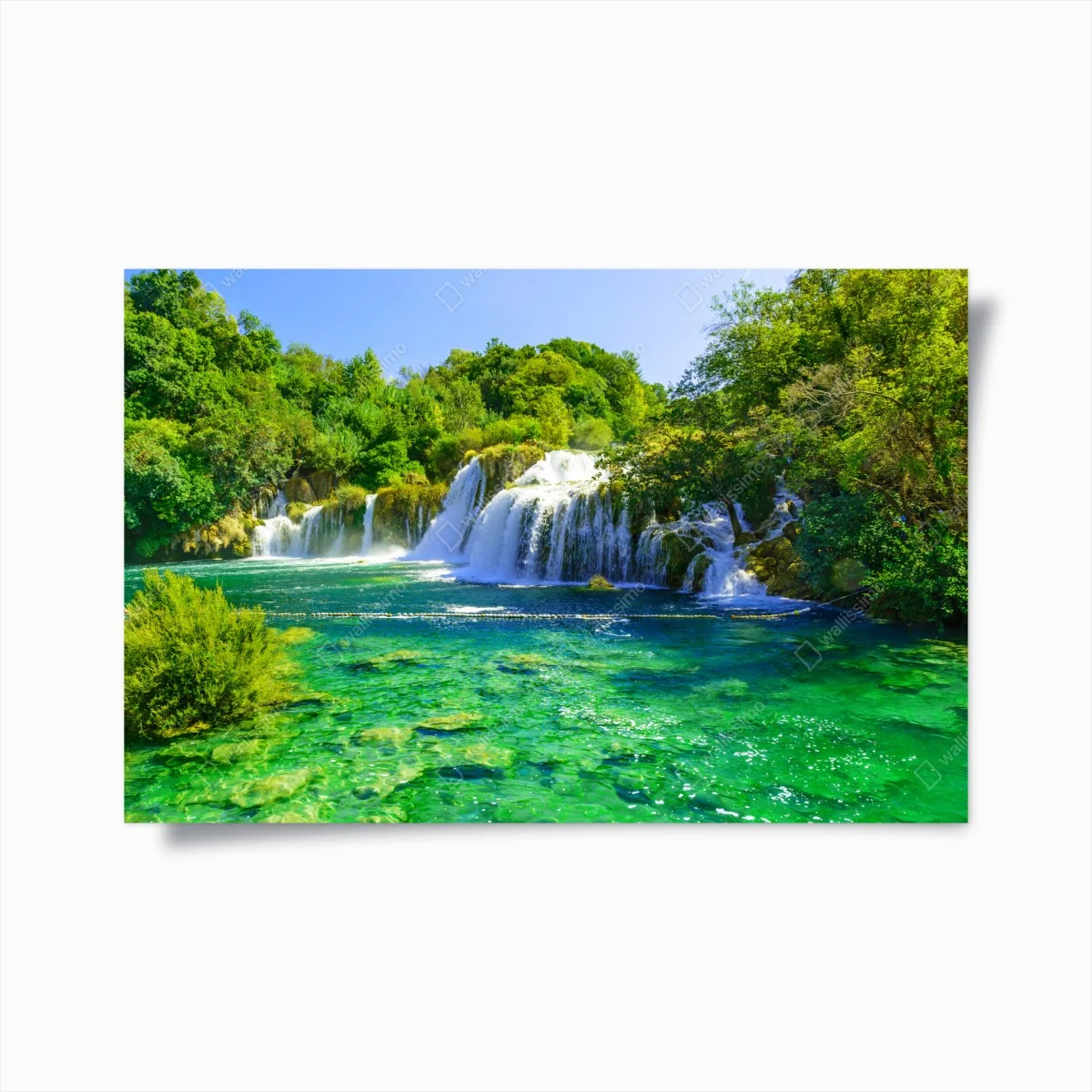 Poster cascade émeraude dans une forêt luxuriante – Wallnifity® Poster cascade émeraude dans une forêt luxuriante – Wallnifity®