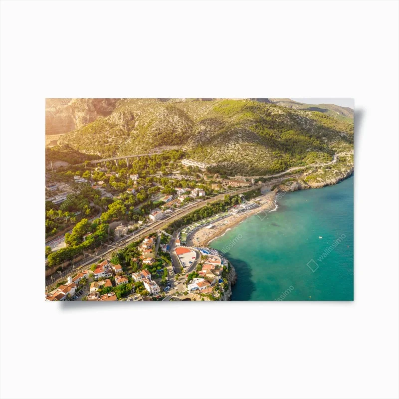 Poster village côtier et plage au bord de la mer turquoise – Wallnifity®