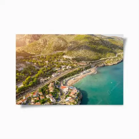 Poster village côtier et plage au bord de la mer turquoise – Wallnifity®