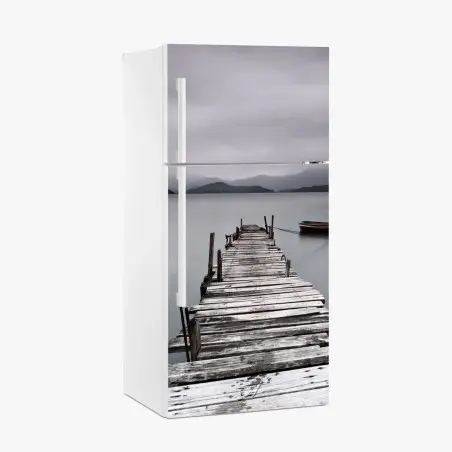 Sticker pour réfrigérateur jetée solitaire et barques sur une mer calme – Wallnifity®