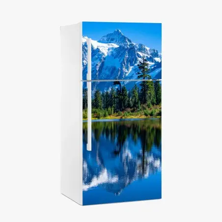 Sticker pour réfrigérateur reflets d'un sommet enneigé sur un lac alpin – Wallnifity®