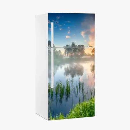 Sticker pour réfrigérateur aube dorée sur les rives embrumées – Wallnifity®