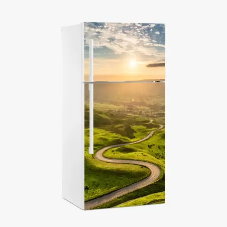 Sticker pour réfrigérateur route sinueuse dans les collines verdoyantes au soleil couchant – Wallnifity®