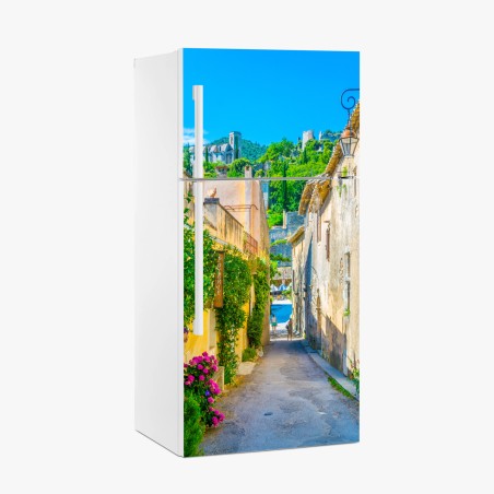 Sticker pour réfrigérateur ruelle ensoleillée d'un village en Provence – Wallnifity®