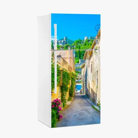 Sticker pour réfrigérateur ruelle ensoleillée d'un village en Provence – Wallnifity®