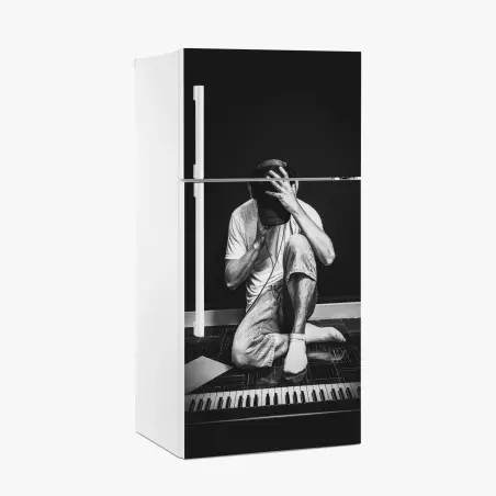 Sticker pour réfrigérateur portrait intimiste d'un musicien en studio – Wallnifity®