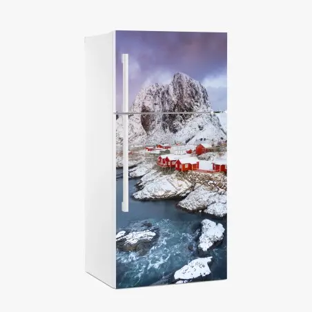 Sticker pour réfrigérateur village de cabanes rouges au pied des montagnes – Wallnifity®