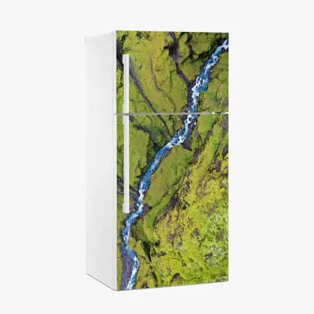 Sticker pour réfrigérateur rivière sinueuse au cœur d'un tapis de mousse – Wallnifity®