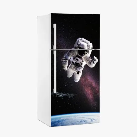 Sticker pour réfrigérateur astronaute en apesanteur au-dessus de la Terre – Wallnifity®