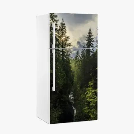 Sticker pour réfrigérateur paysage forestier: cascade entre les sapins – Wallnifity®