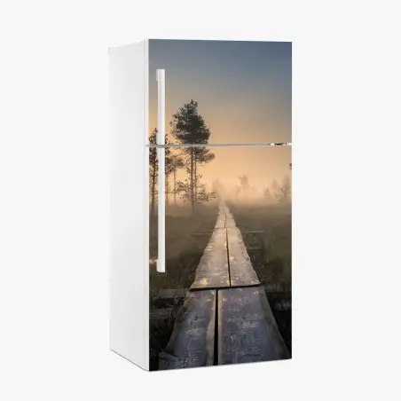 Sticker pour réfrigérateur sentier en bois dans la brume au lever du soleil – Wallnifity®