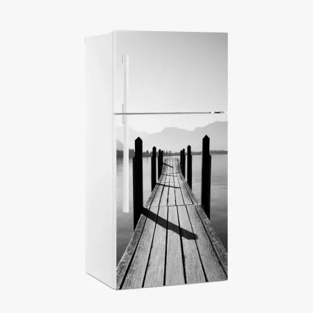Sticker pour réfrigérateur ponton sur un lac montagneux en noir et blanc – Wallnifity®
