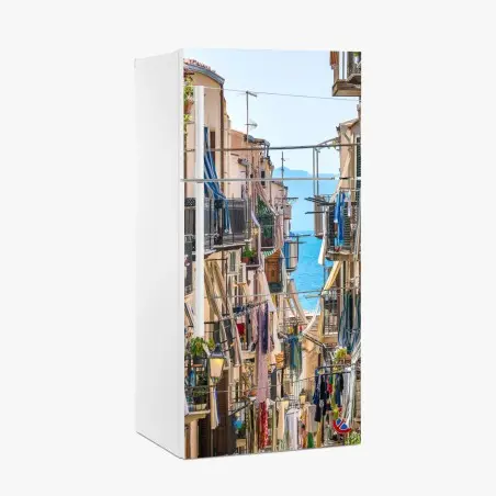 Sticker pour réfrigérateur ruelle méditerranéenne ensoleillée avec vue sur la mer – Wallnifity®