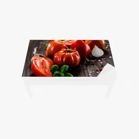 Sticker pour table et bureau composition gourmande de tomates et basilic sur fond en bois – Wallnifity®